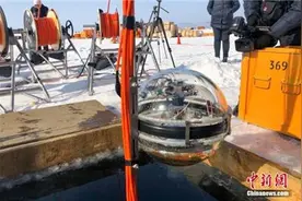 从贝加尔湖中看宇宙：俄启用大型水底太空望远镜图片