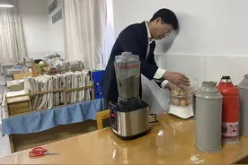 豆子买最贵的！衢州一校长每天早上六点给初三老师做豆浆煮鸡蛋图片