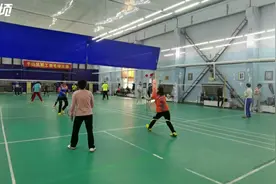 阴天下雨也要动起来！市民进室内锻炼身体图片