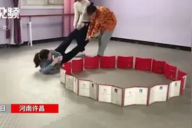 舞蹈老师拖地式为孩子拍考级证书 网友：有点费老师图片