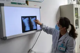 杭州一奶奶踩了只蟑螂，骨折了图片