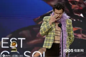 哈卷哽咽拿下首座个人格莱美 前女友霉霉台下鼓掌图片