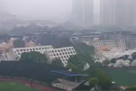 武汉10栋群楼4秒爆破完成！三维建模预测倾倒轨迹，爆破后建筑垃圾回收利用图片