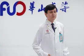 高校毕业典礼吸引“战疫”专家 张文宏等与上纽大相约毕业季图片