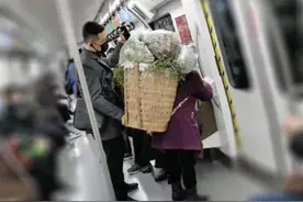 成都民警谈“地铁帮老人扶背篼”善举：只是一件小事 对于走红感到很意外图片
