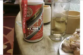 新华全媒+｜一个空瓶卖数百元甚至上千元！真瓶装散酒变“茅台”图片