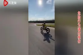请勿模仿！土耳其摩托车手让不到2岁的儿子单独骑车上路图片