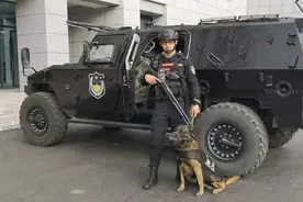 ​引体向上很难？2分钟100个，花样还很多！义乌特警挑战逆天难度图片