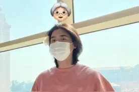 李钟硕长发造型曝光 身穿粉丝卫衣散发“帅气”魅力图片