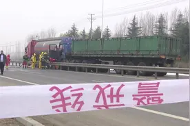 罐车追尾！30吨苯泄漏泰安消防4小时转移完毕图片