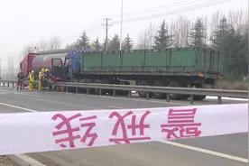罐车追尾！30吨苯泄漏泰安消防4小时转移完毕图片