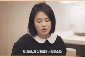 高高帅气的初三男孩，总觉得自己没朋友，同桌转学后，他崩溃了图片