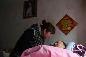 不离不弃照顾植物人丈夫七年，妻子“唤”来爱的奇迹视频封面