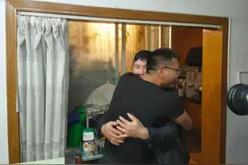 一饭之恩后续｜相别12年终相见！老人连夜编了一只篮子相送，70岁还打工赚钱帮助别人图片