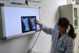 老人莫名骨折，起因是半个月前踩了只蟑螂图片