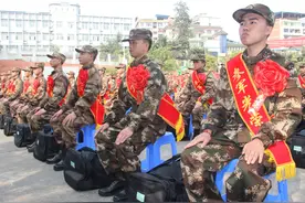 四川荣县90名新兵庄严出征图片