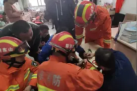 33秒｜课桌洞“咬住”学生手，滕州消防紧急救援图片
