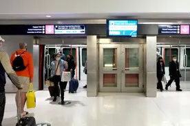 连续4天机场接待旅客超百万人次 美国航空业要复苏了？图片