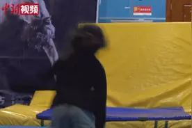 厉害呀！7岁女孩秀空翻特技：我还有腹肌图片