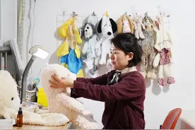 一家只有旧东西的淘宝店：女生跑遍布料市场，只为修复一个旧玩偶图片