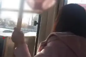 安徽一公交车厢内晾晒女士内裤引热议，蚌埠公交集团发声图片