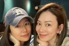 林心如晒和闺蜜吃早饭照片 素颜出镜，画面十分养眼图片