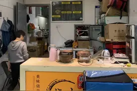 惊呆！订单火爆的外卖店，店员徒手抓熟食，还有大老鼠图片