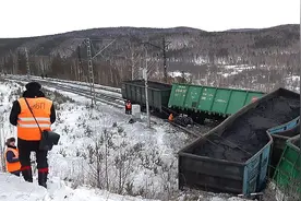 俄罗斯货运火车17节车厢脱轨图片