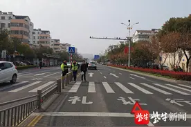 1分19秒！句容街头暖心一幕：女子被压车下众人抬车救人图片
