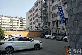 合肥这家酒店在楼下院内设道闸收费 部门：未备案 已责令停止图片