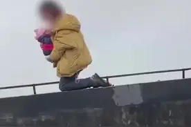 惊险！女子抱孩子轻生被消防员飞扑救下图片