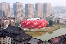 广州花都一剧院上榜中国十大丑陋建筑，被网友戏称花缎大棉被视频封面