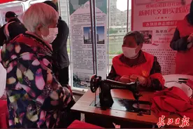 帮邻居补衣服，主动清扫小区，蔡甸“雷锋陈大姐”做好事58年图片