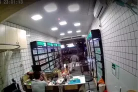 80秒｜逃跑“三十六计”？男子买手机假装付款后夺门而出 监控记录完整准备过程视频封面