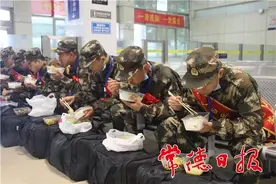 吃罢家乡饭，踏上新征程！常德军供站“拥军套餐”温暖新兵启程路图片