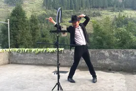 农村小伙模仿杰克逊跳舞获赞百万 网友：这是真的高手在民间图片