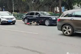 突发！广西一共享电动车与劳斯莱斯相撞，骑手倒地不起看手机图片
