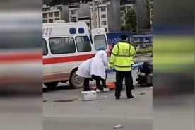55秒｜网曝救护员操作不专业致伤者摔落担架 广西巴马官方回应：摔落前确认死亡视频封面