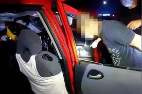 “开车过来顶车！”，直击警方四面合围“扫毒”现场视频封面