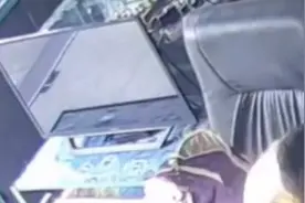 宝宝翻身掉落沙发险些头部着地，妈妈神反应一把捞起视频封面