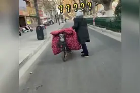 41秒｜孩子没上车妈妈早已骑出两条街外 网友：我也被这样弄丢过图片