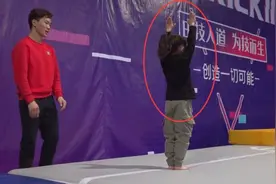 这是高手！7岁女孩学功夫练出腹肌：想像张伟丽一样厉害视频封面