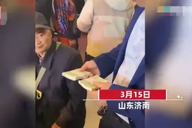 男子给朋友随礼，从5个口袋霸气掏出10捆现金！一桌人全都懵了图片
