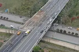 航拍武汉三环线桥面塌陷现场，路段双向封闭正抢修检测视频封面