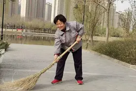 青未了｜刘春梅原创散文，挥舞扫帚写春秋图片