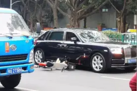 监控画面曝光，南宁一共享电动车与劳斯莱斯相撞视频封面