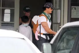 水果姐夏威夷度假左手戴婚戒 疑似与奥兰多秘婚图片