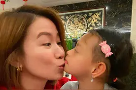 佘诗曼与钟丽淇女儿合影 获Isabella献吻开心“炫耀”图片