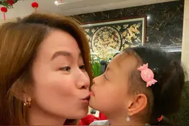 佘诗曼与钟丽淇女儿合影 获Isabella献吻开心“炫耀”图片