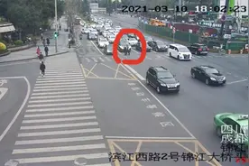 这个奔跑真帅！成都街头一学生闯红灯过马路 交警箭步上前护送图片